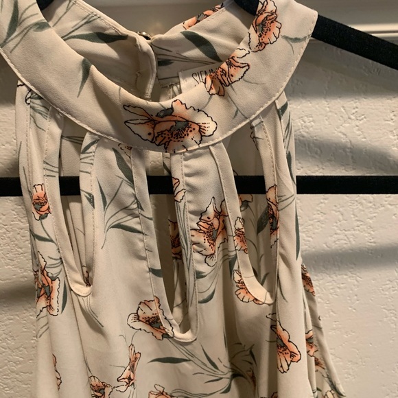 Floral mock neck cold shoulder top - Picture 2 of 6